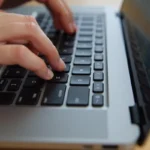 Jak odblokować klawiaturę w laptopie? Proste sposoby i porady