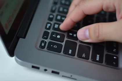 Jak włączyć klawiaturę na laptopie? Proste kroki i porady