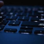 Jak włączyć podświetlenie klawiatury? Praktyczny przewodnik