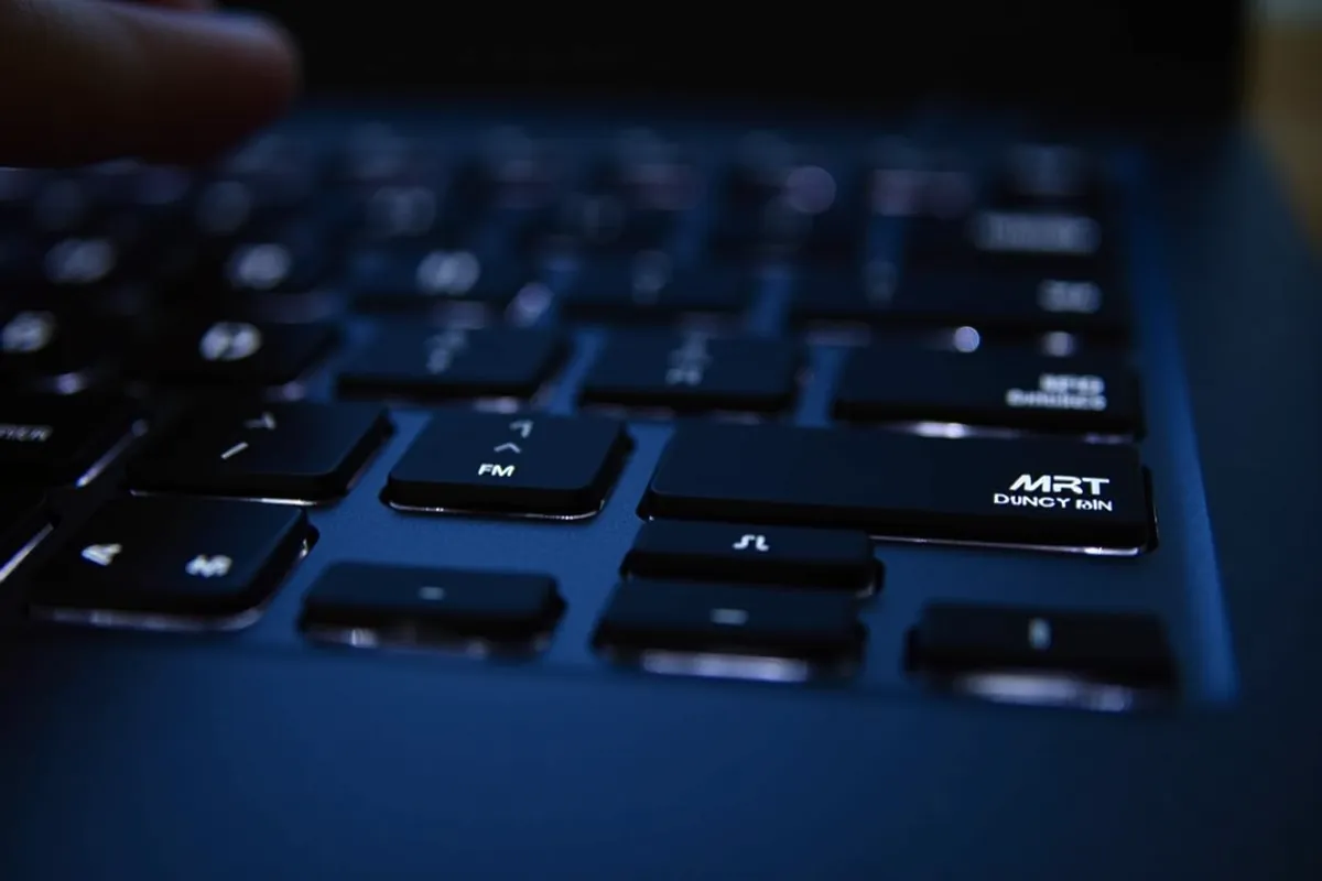 Jak włączyć podświetlenie klawiatury? Praktyczny przewodnik